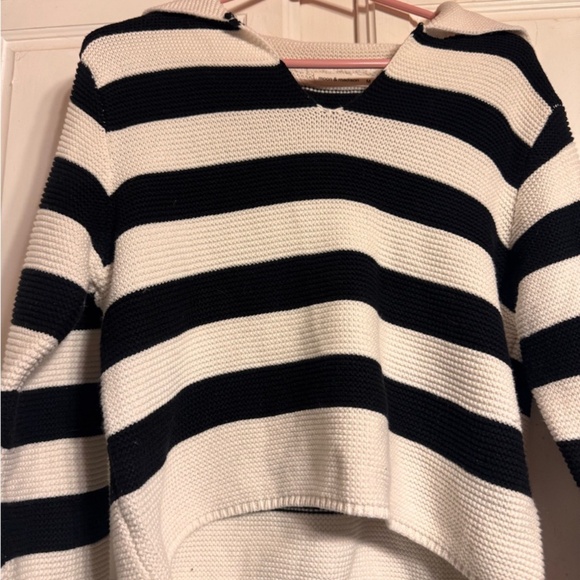 Boutique size medium  Black and White V-Neck Sweater - Picture 3 of 3